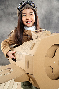 无忧无虑驾驶纸飞机的快乐儿童图片