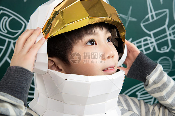 星学生天文学戴着航天员头盔的小男孩站在黑板前图片