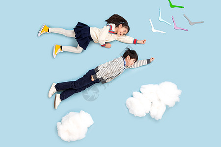 快乐儿童模拟在天空飞翔图片
