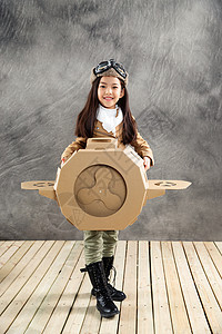 驾驶纸飞机的快乐女孩图片
