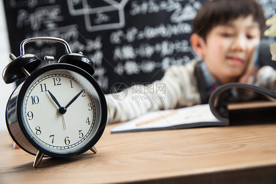 文化复杂智慧挫败的小学男生图片