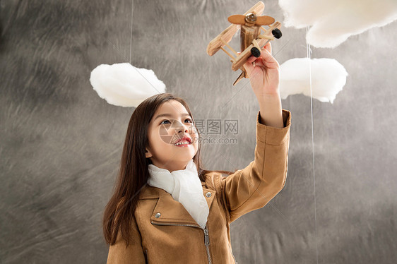 快乐女孩举着飞机模型图片