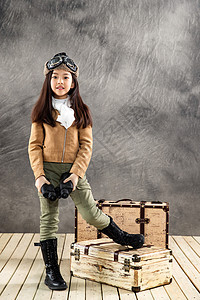 飞行员装扮的小女孩拿着望远镜图片