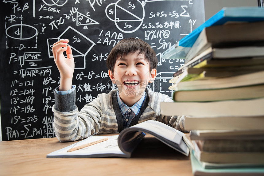 小学生学龄儿童技能小男孩快乐学习图片