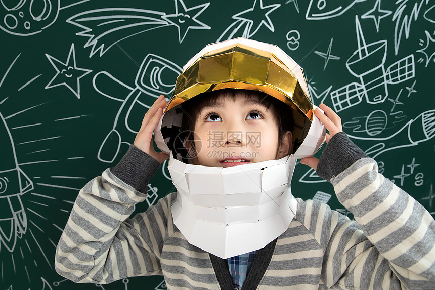 东方人天文学站着戴着航天员头盔的小男孩站在黑板前图片