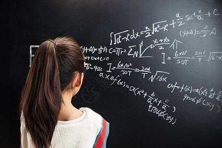儿童启蒙探索小女孩思考黑板上的数学题背景