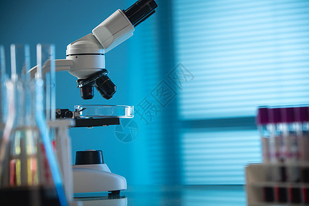 实验室里显微镜和其他设备背景图片