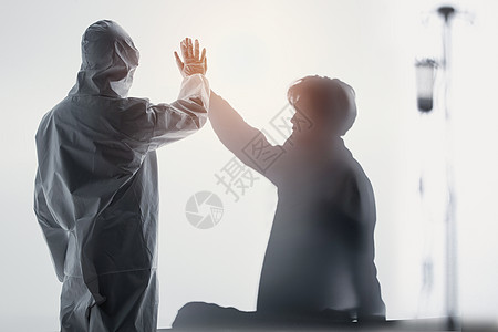 握手剪影医生和患者庆祝康复背景