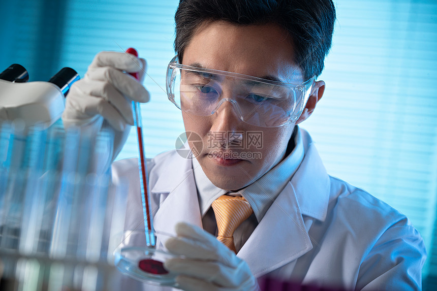 男人中年人试管科学家在实验室里做实验