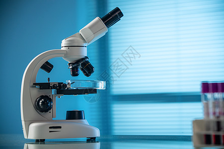 医疗实验室里显微镜和其他设备背景图片