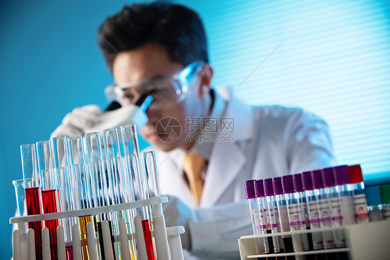 科学家在实验室里做科学实验图片