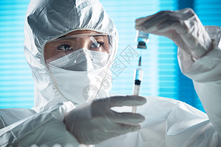 预防新型冠状防疫拿着注射器的医务工作者图片