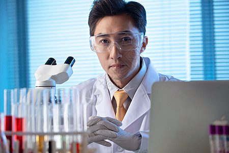 中年男人科学家在实验室里做科学实验图片