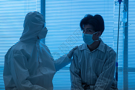 新型冠状医生和患者在病房里图片