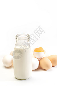 玻璃瓶牛奶和鸡蛋高清图片