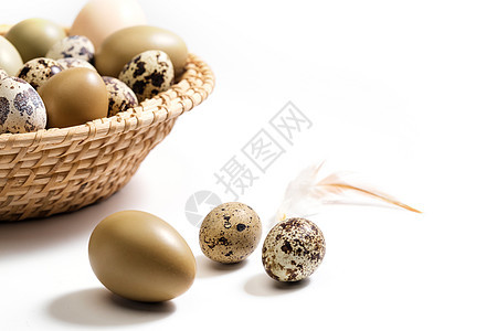 一筐鸡蛋鸭蛋鹌鹑蛋和羽毛图片
