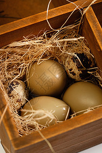木格容器里的鸡蛋和鹌鹑蛋图片