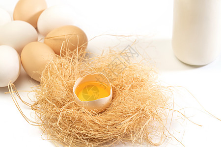 中国共产蛋g牛奶和鸡窝里的鸡蛋背景