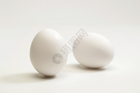 白色背景下的两个鸡蛋图片