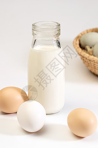 玻璃瓶牛奶和蛋类图片