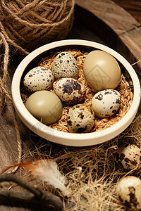 碗中的鹌鹑蛋和鸡蛋图片