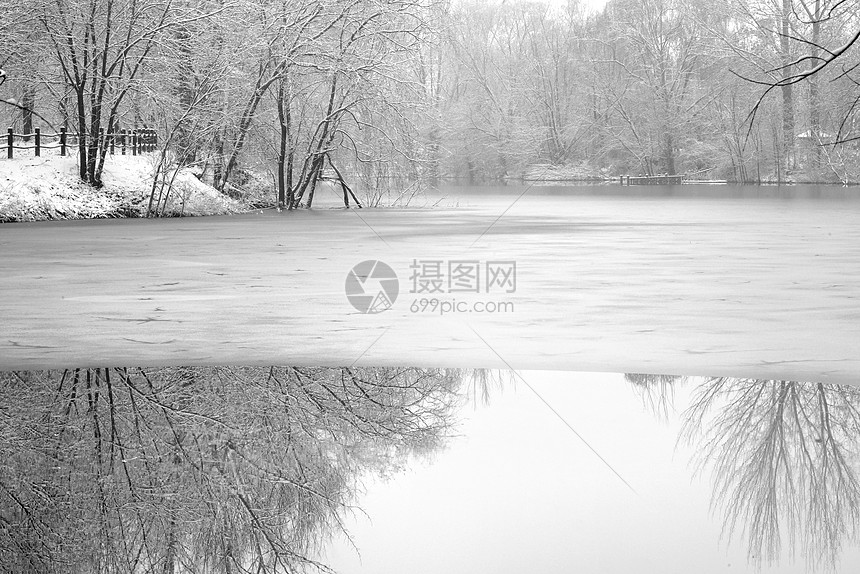 下雪后的湖边和山上风景图片