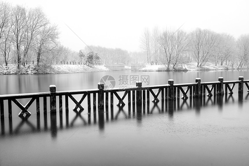 下雪后的湖边和山上风景图片