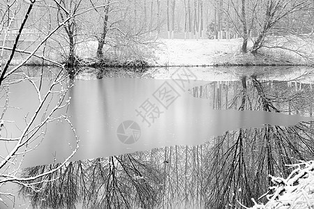 下雪后的湖边和山上风景图片