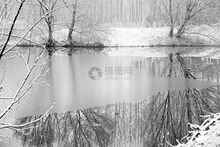 下雪后的湖边和山上风景图片