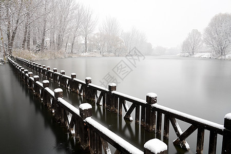 下雪后的湖边和山上风景图片