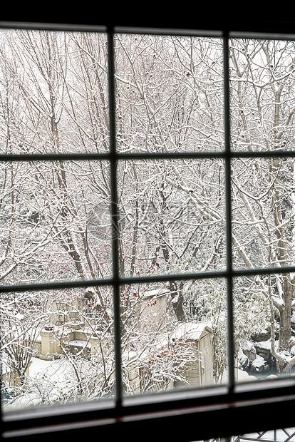 下雪后的湖边和山上风景图片