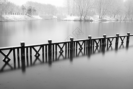 映雪湖桥下雪后的湖边和山上风景背景