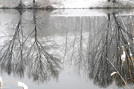 下雪后的湖边和山上风景图片