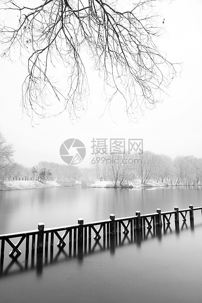 下雪后的湖边和山上风景图片