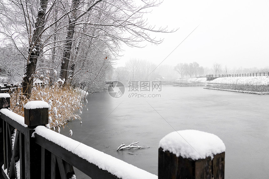 下雪后的湖边和山上风景图片