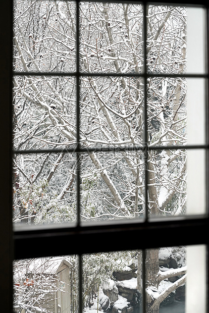 岩石透过窗户往外看透明窗户外的雪景