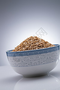 灰色背景下的一碗燕麦米背景图片