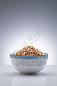 灰色背景下的一碗燕麦米图片