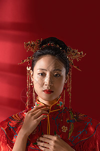 整理衣领的漂亮中式新娘图片