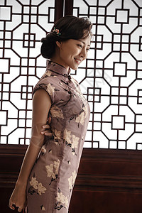 中式窗户满意漂亮的人柔和穿旗袍的东方女人背景