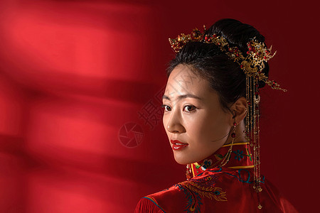凤冠霞帔红色背景耳饰漂亮的中式新娘图片