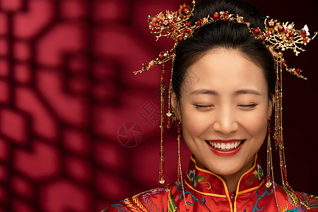 民俗东亚古典式漂亮的中式新娘闭着眼睛笑图片
