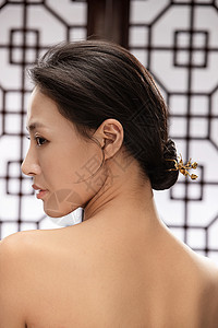 梳着中式发髻优美的东方女人图片