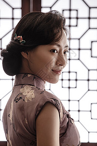 中式窗户穿旗袍的东方女人背景