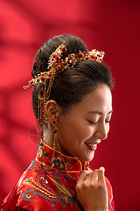 漂亮的中式新娘闭着眼睛偷笑图片