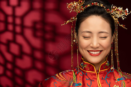仅一个女人彩色图片结婚漂亮的中式新娘闭着眼睛笑图片
