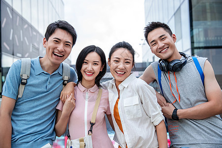 放松高兴的女朋友快乐的大学生在户外玩耍的肖像图片