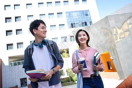 户外上课校园里准备去上课的大学生情侣背景