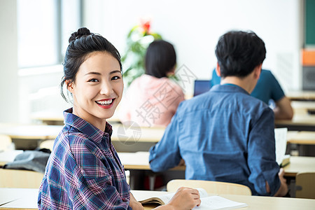 欢乐青年女人大学生在教室内上课图片