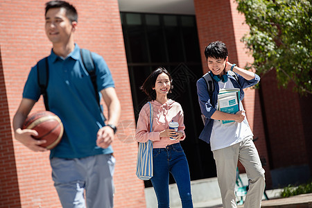 教学楼和树刚下课后的大学生步行在校园里背景